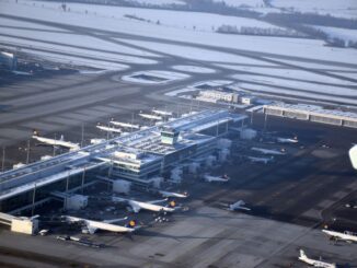 Vista aérea do Terminal 2 Satélite do Aeroporto de Munique mostrando a estrutura do terminal e aeronaves no pátio.