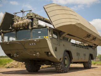 Veículo anfíbio M3 das forças da Alemanha e do Reino Unido durante operação de travessia conjunta da OTAN em Minden, Alemanha.