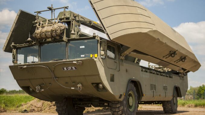 Veículo anfíbio M3 das forças da Alemanha e do Reino Unido durante operação de travessia conjunta da OTAN em Minden, Alemanha.