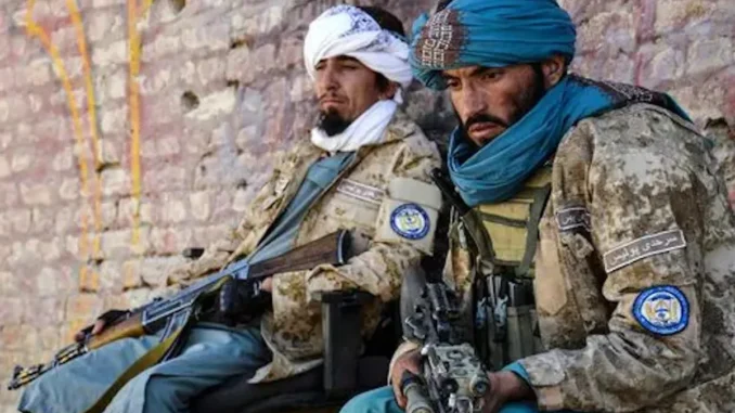 Soldados do Paquistão e combatentes do Talibã ao longo da fronteira Afeganistão-Paquistão, mostrando tensão militar e confrontos.