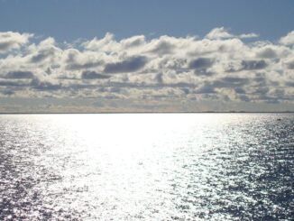 Mar Báltico visto do céu com nuvens, região estratégica para segurança aérea da Europa.