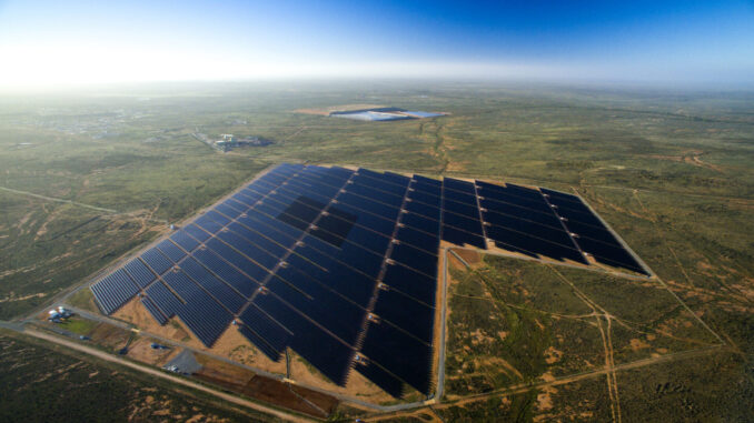 Parque solar de Broken Hill na Austrália visto de cima, ilustrando a expansão de energia renovável no país.