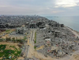 Vista aérea da Faixa de Gaza mostrando áreas afetadas após os conflitos, simbolizando os desafios do cessar-fogo.