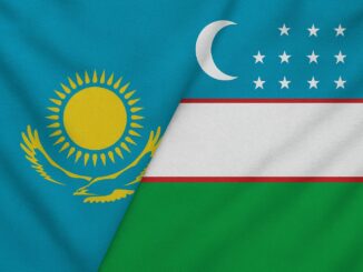 Bandeiras do Cazaquistão e do Uzbequistão lado a lado, simbolizando cooperação bilateral e parceria estratégica na Ásia Central.