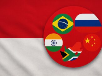 Bandeira da Indonésia com símbolos dos países do BRICS (Brasil, Rússia, Índia, China e África do Sul), representando investimentos econômicos internacionais.