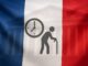 Bandeira da França com ilustração de um idoso e um relógio, simbolizando aposentadoria e tempo.