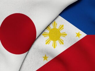 Bandeiras do Japão e das Filipinas lado a lado, representando cooperação e diálogo estratégico entre os dois países.