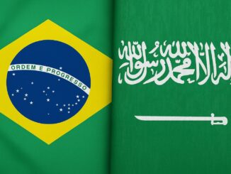 Bandeiras do Brasil e da Arábia Saudita lado a lado, simbolizando a parceria bilateral e o fortalecimento das relações diplomáticas e comerciais entre os dois países.
