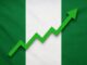 Bandeira da Nigéria com gráfico ascendente representando crescimento econômico nos setores de serviços, agricultura e petróleo em 2025.