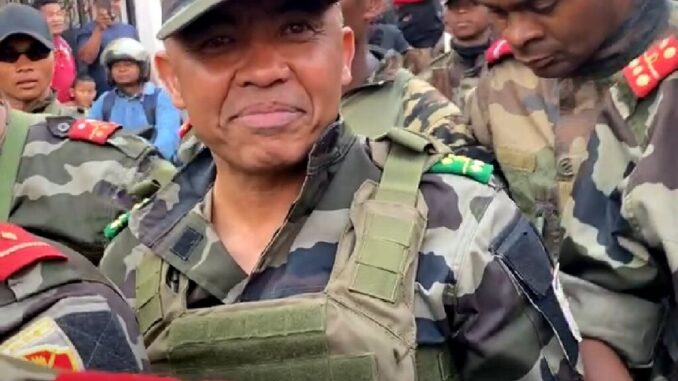 Coronel Michael Randrianirina a caminho do acampamento militar CAPSAT em Madagascar