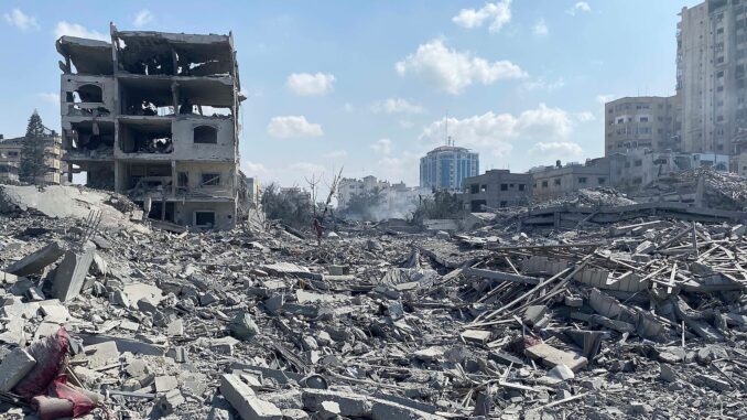 Vista aérea de edifícios destruídos em Gaza, mostrando os danos causados por ataques aéreos