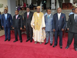 Grupo de líderes e autoridades camerunesas posando para foto oficial em 27 de julho de 2018