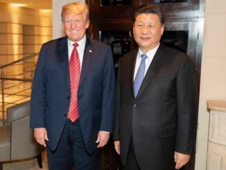 Donald Trump e Xi Jinping posam juntos durante a Cúpula do G20 em 2018, simbolizando negociações comerciais entre EUA e China.