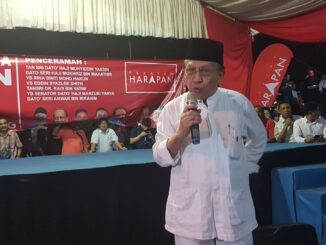 Tian Chua e Tan Sri Rais Yatim no discurso de encerramento da campanha eleitoral suplementar de Port Dickson, 12 de outubro de 2018.