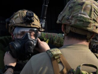 Soldados americanos e sul-coreanos participando do exercício militar Freedom Shield 2025, realizando treinamento de desminagem em campo.