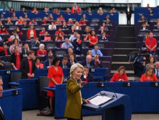 Ursula von der Leyen discursando no Parlamento Europeu sobre a nova estratégia de defesa da União Europeia em setembro de 2025.
