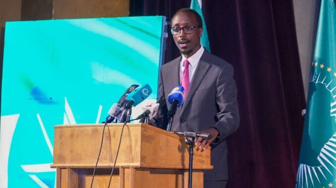 O Ministro das Relações Exteriores da Etiópia, Gedion Timothewos, participa de uma apresentação cultural do grupo "Kine Ethiopia" no Teatro Nacional de Adis Abeba, em 19 de setembro de 2025.