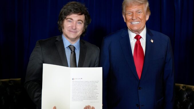 Presidente argentino Javier Milei e presidente dos EUA Donald Trump juntos na ONU, 23 de setembro de 2025, com Milei segurando documento sobre auxílio econômico.