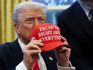 Donald Trump segurando um boné vermelho com a frase "TRUMP WAS RIGHT ABOUT EVERYTHING" na Casa Branca.