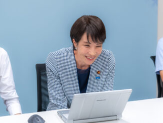 Sanae Takaichi, líder política japonesa, sorrindo enquanto usa um laptop durante reunião em 25 de setembro de 2025.