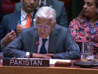 Khawaja Asif discursando no Conselho de Segurança da ONU, com uma mulher sentada atrás dele durante a sessão.