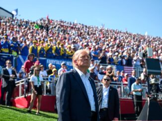 Donald Trump presente na Ryder Cup 2025 nos Estados Unidos, observando os jogadores de golfe e a torcida