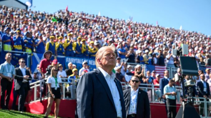 Donald Trump presente na Ryder Cup 2025 nos Estados Unidos, observando os jogadores de golfe e a torcida