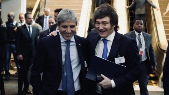 Presidente Javier Milei ao lado do ministro da Economia durante evento político em Buenos Aires, Argentina, em 9 de outubro de 2025.