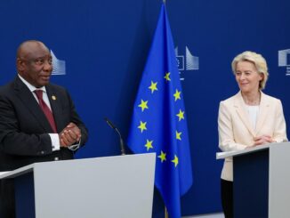 Cyril Ramaphosa e Ursula von der Leyen discursam em Bruxelas durante anúncio de investimentos estratégicos na África do Sul.