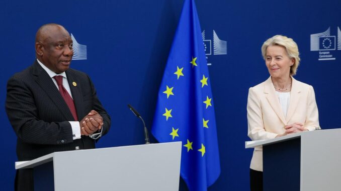 Cyril Ramaphosa e Ursula von der Leyen discursam em Bruxelas durante anúncio de investimentos estratégicos na África do Sul.