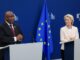 Cyril Ramaphosa e Ursula von der Leyen discursam em Bruxelas durante anúncio de investimentos estratégicos na África do Sul.