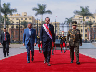 José Jerí chega ao Palácio do Governo do Peru em sua primeira entrada como presidente