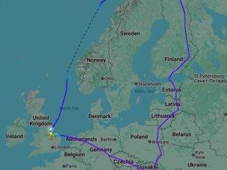 Mapa mostrando a rota de patrulha aérea do RAF Rivet Joint e do Poseidon, com apoio do KC-135 da USAF, sobre o flanco oriental da OTAN, destacando a vigilância aérea frente a incursões russas.