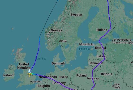 Mapa mostrando a rota de patrulha aérea do RAF Rivet Joint e do Poseidon, com apoio do KC-135 da USAF, sobre o flanco oriental da OTAN, destacando a vigilância aérea frente a incursões russas.
