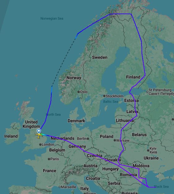 Mapa detalhando a missão aérea conjunta do RAF Rivet Joint e do Poseidon, com apoio do KC-135 da USAF, patrulhando o flanco oriental da OTAN próximo à fronteira russa. A imagem mostra a rota percorrida, destacando a vigilância e a prontidão da Aliança em resposta a incursões aéreas russas.