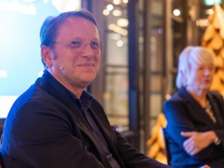 Olivér Várhelyi sentado em evento oficial em outubro de 2025, representando seu papel como Comissário Europeu durante investigação de espionagem húngara.