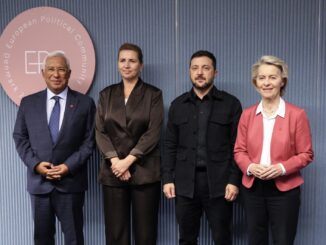 António Costa, Mette Frederiksen, Volodymyr Zelensky e Ursula von der Leyen reunidos em encontro diplomático na Europa, 2 de outubro de 2025.