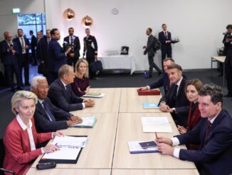 Ursula von der Leyen e líderes europeus sentados à mesa em reunião diplomática com representantes da Moldávia, em 2 de outubro de 2025.