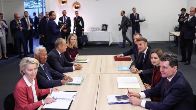 Ursula von der Leyen e líderes europeus sentados à mesa em reunião diplomática com representantes da Moldávia, em 2 de outubro de 2025.