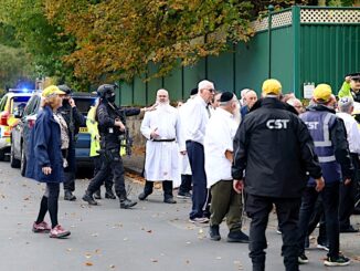Rabino com manchas de sangue na roupa após ataque em sinagoga de Manchester.