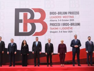 Líderes dos Bálcãs Ocidentais durante a Cúpula do Processo Brdo-Brijuni em Tirana, Albânia, reafirmando o compromisso com a integração europeia em 6 de outubro de 2025.