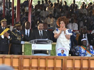 Paul Biya, presidente dos Camarões, discursa em evento de campanha no dia 7 de outubro de 2025, cercado por autoridades e apoiadores, incluindo sua esposa e oficiais militares, com bandeiras e símbolos de sua candidatura ao oitavo mandato.