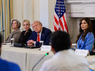 O presidente dos Estados Unidos, Donald Trump, participa de uma mesa redonda com jornalistas independentes na Casa Branca em 8 de outubro de 2025.