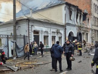 Ataque de drone russo atinge jardim de infância em Kharkiv, deixando uma vítima fatal