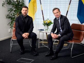 Volodymyr Zelensky e Ulf Kristersson durante reunião sobre acordo militar para caças Gripen.
