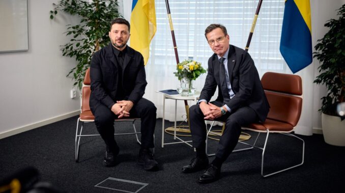 Volodymyr Zelensky e Ulf Kristersson durante reunião sobre acordo militar para caças Gripen.