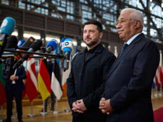 Volodymyr Zelensky e António Costa conversam durante entrevista antes da reunião do Conselho Europeu em Bruxelas.