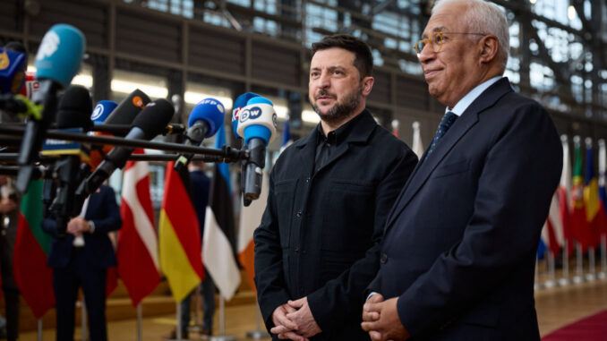 Volodymyr Zelensky e António Costa conversam durante entrevista antes da reunião do Conselho Europeu em Bruxelas.