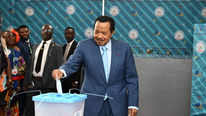 Paul Biya, presidente de Camarões, votando nas eleições de 2025