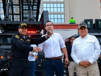 Presidente José Jerí Oré entrega novos veículos à Polícia Nacional do Peru durante cerimônia oficial em Lima, com presença do ministro do Interior Vicente Tiburcio e do comandante Óscar Arriola.